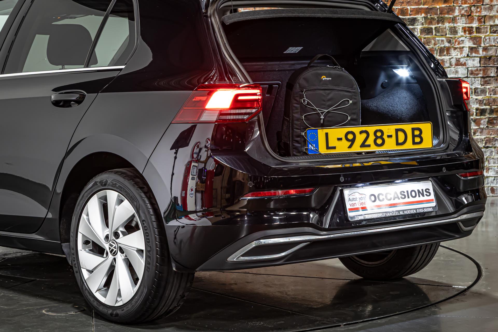 Volkswagen Golf 1.5 TSI R-Line I Stoelen met memory I Stoelverwarming I Rijklaarprijs 44499459-21.jpg | Autobedrijf van Geel