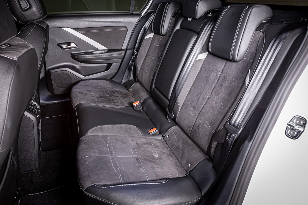 Opel Astra 1.2 Elegance I Elektrisch schuif/kantel dak I Rondom camera I Stuur&stoel verwarming 47210807-23.jpg | Autobedrijf van Geel