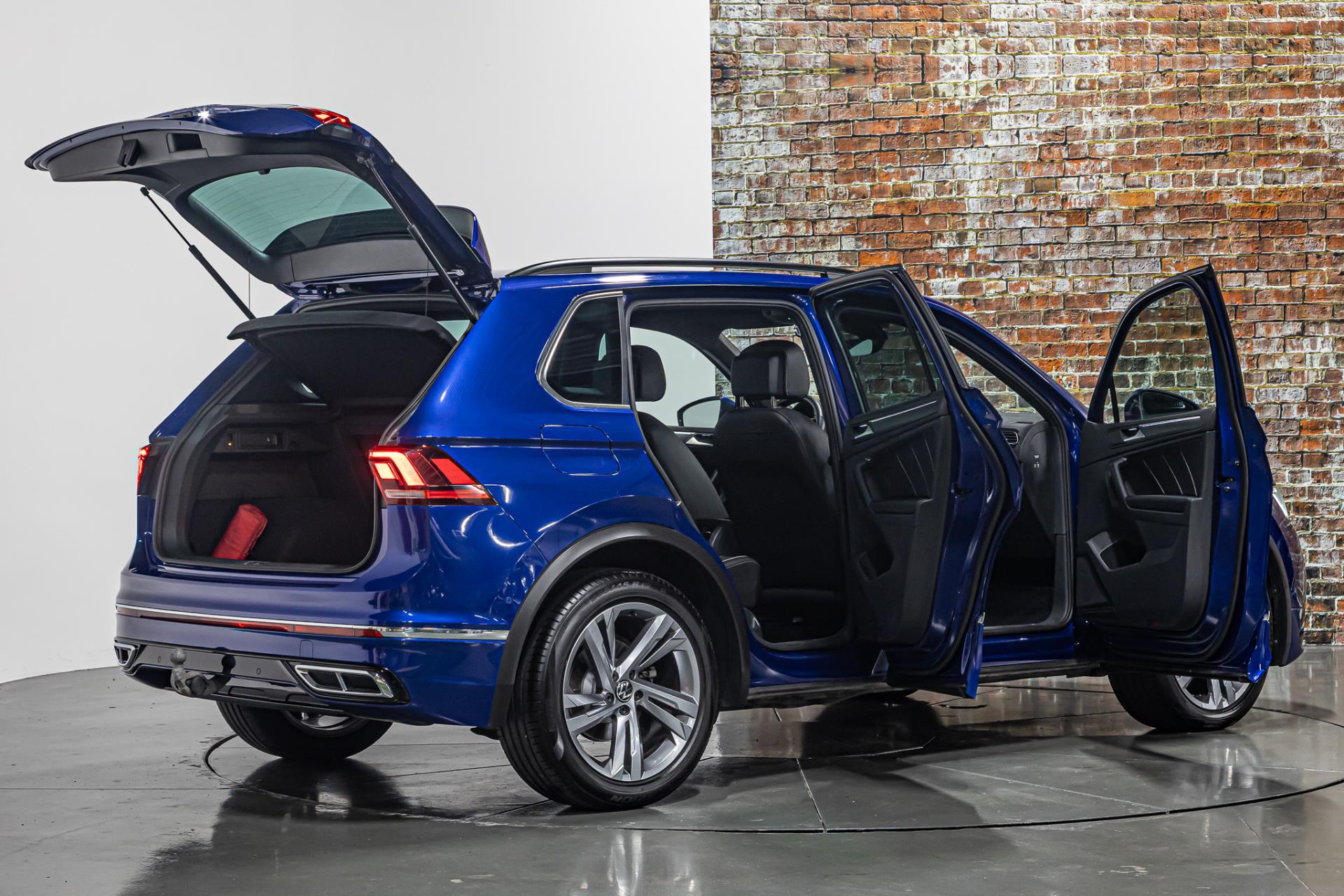 Volkswagen Tiguan 1.5 TSI R-Line I Uitklapbare trekhaak I Stuur & Stoel verwarming 48525545-13.jpg | Autobedrijf van Geel