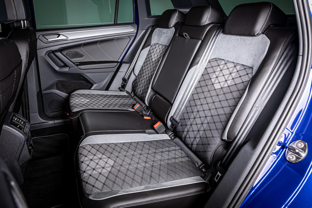 Volkswagen Tiguan 1.5 TSI R-Line I Uitklapbare trekhaak I Stuur & Stoel verwarming 48525545-19.jpg | Autobedrijf van Geel