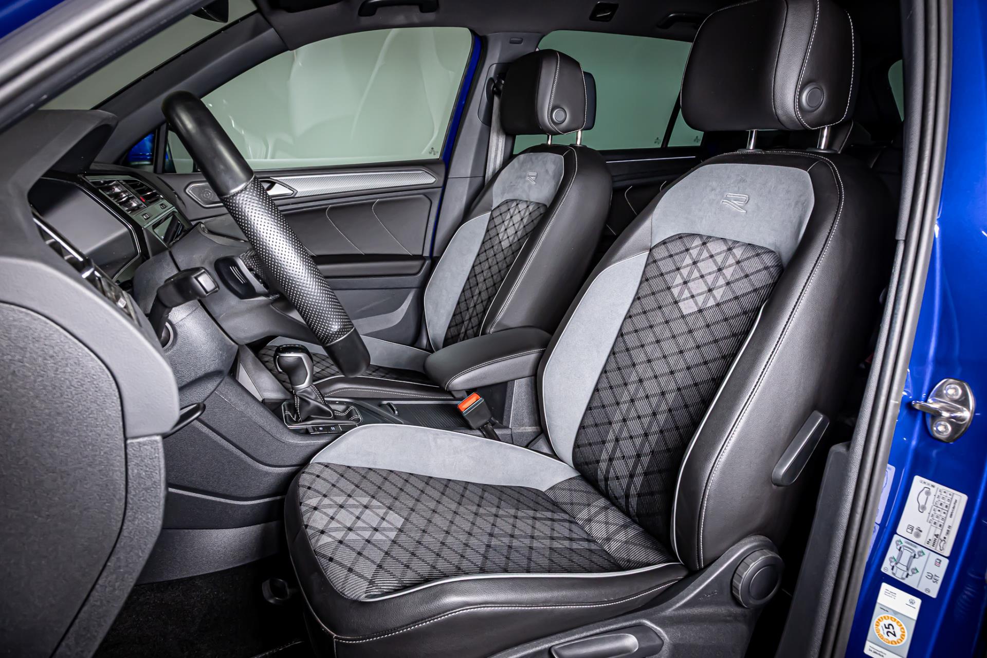 Volkswagen Tiguan 1.5 TSI R-Line I Uitklapbare trekhaak I Stuur & Stoel verwarming 48525545-2.jpg | Autobedrijf van Geel