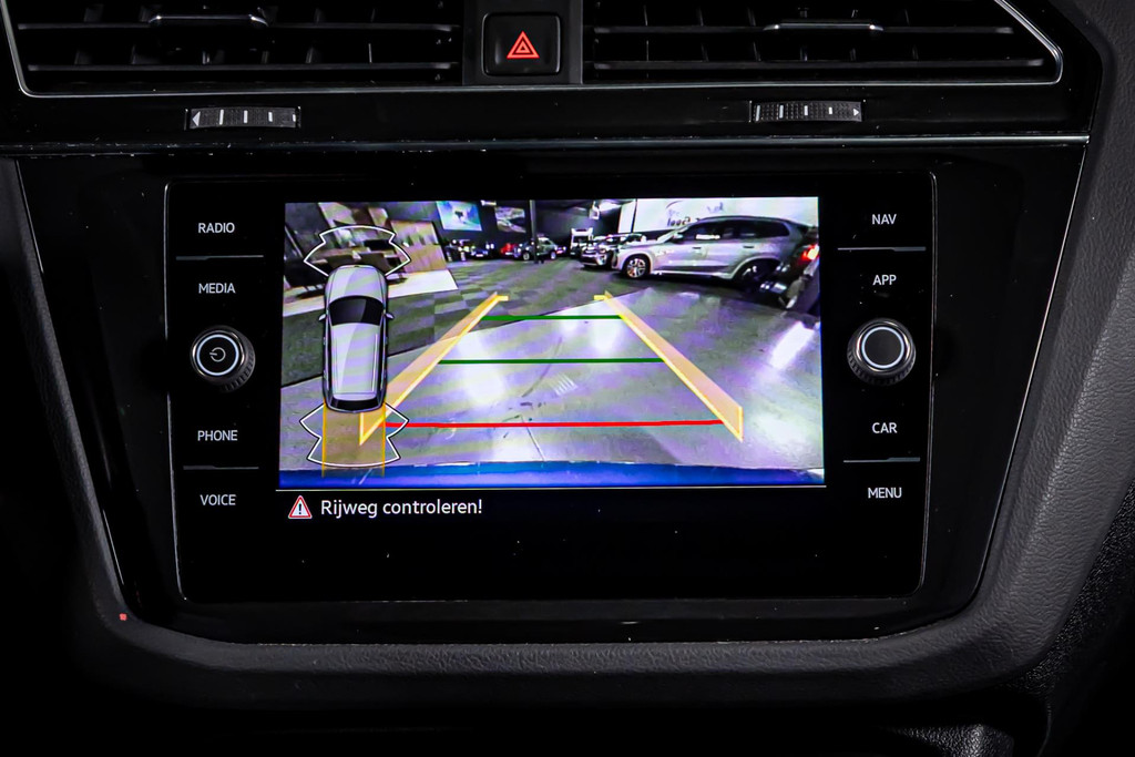 Volkswagen Tiguan 1.5 TSI R-Line I Uitklapbare trekhaak I Stuur & Stoel verwarming 48525545-26.jpg | Autobedrijf van Geel