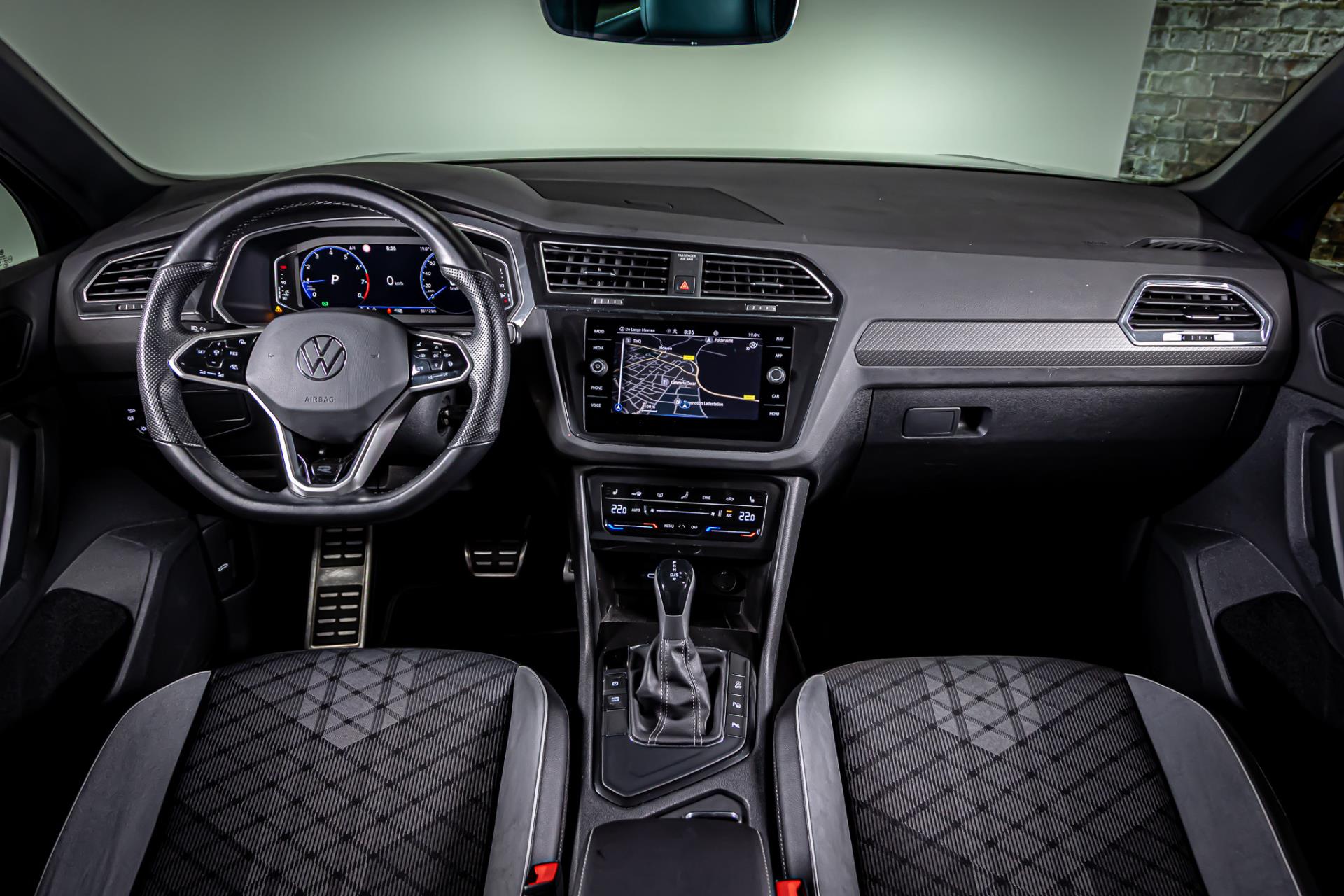 Volkswagen Tiguan 1.5 TSI R-Line I Uitklapbare trekhaak I Stuur & Stoel verwarming 48525545-3.jpg | Autobedrijf van Geel