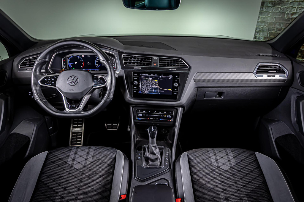 Volkswagen Tiguan 1.5 TSI R-Line I Uitklapbare trekhaak I Stuur & Stoel verwarming 48525545-3.jpg | Autobedrijf van Geel