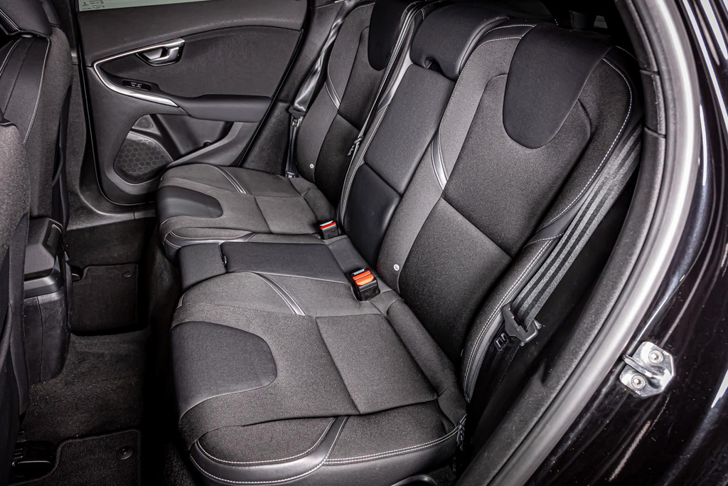 Volvo V40 2.0 T3 Momentum I Stoelverwarming I Trekhaak I Rijklaarprijs 50505502-24.jpg | Autobedrijf van Geel