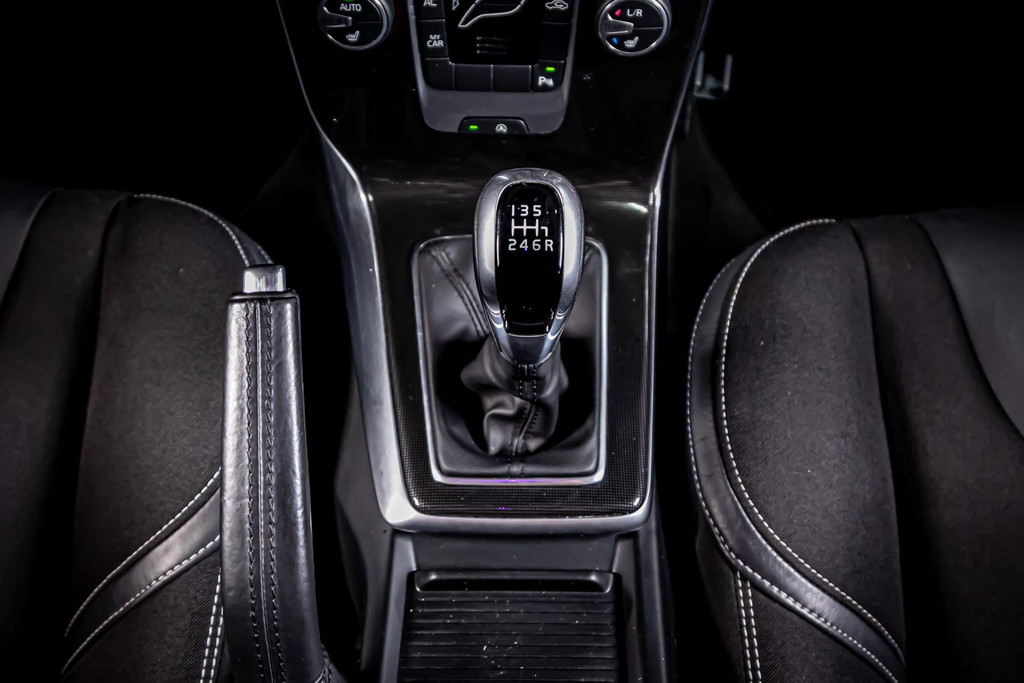 Volvo V40 2.0 T3 Momentum I Stoelverwarming I Trekhaak I Rijklaarprijs 50505502-44.jpg | Autobedrijf van Geel