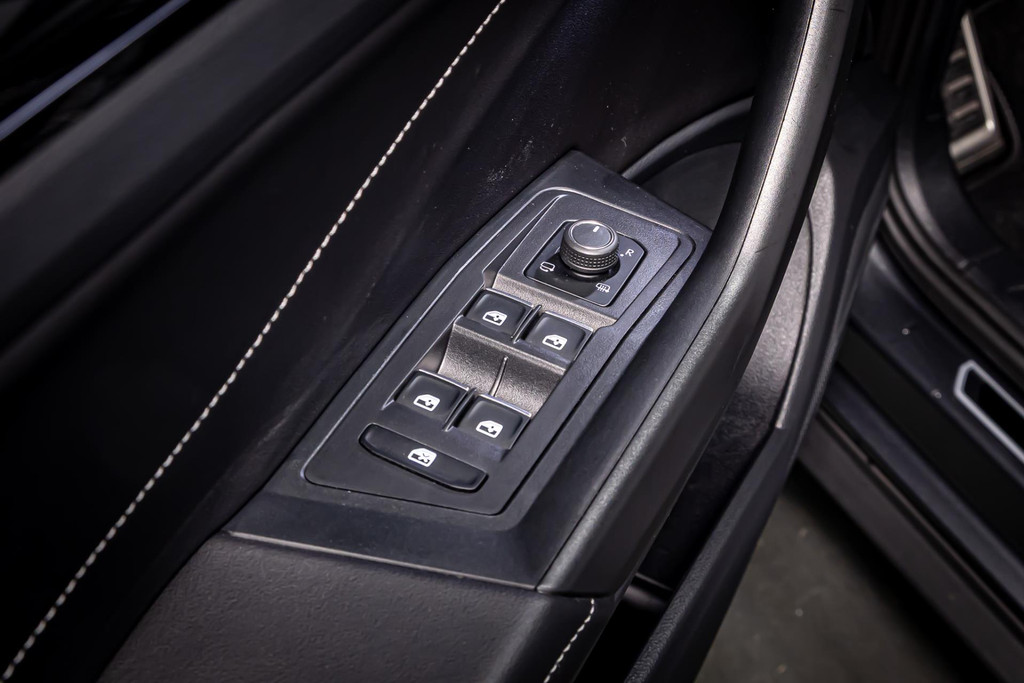 Volkswagen T-Roc 1.5 TSI R-Line | Blackstyle pakket | DAB + | IQ Light | 19' LM Zwart 51141361-26.jpg | Autobedrijf van Geel