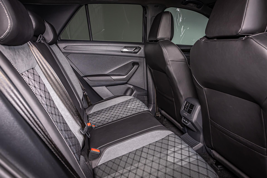 Volkswagen T-Roc 1.5 TSI R-Line | Blackstyle pakket | DAB + | IQ Light | 19' LM Zwart 51141361-46.jpg | Autobedrijf van Geel