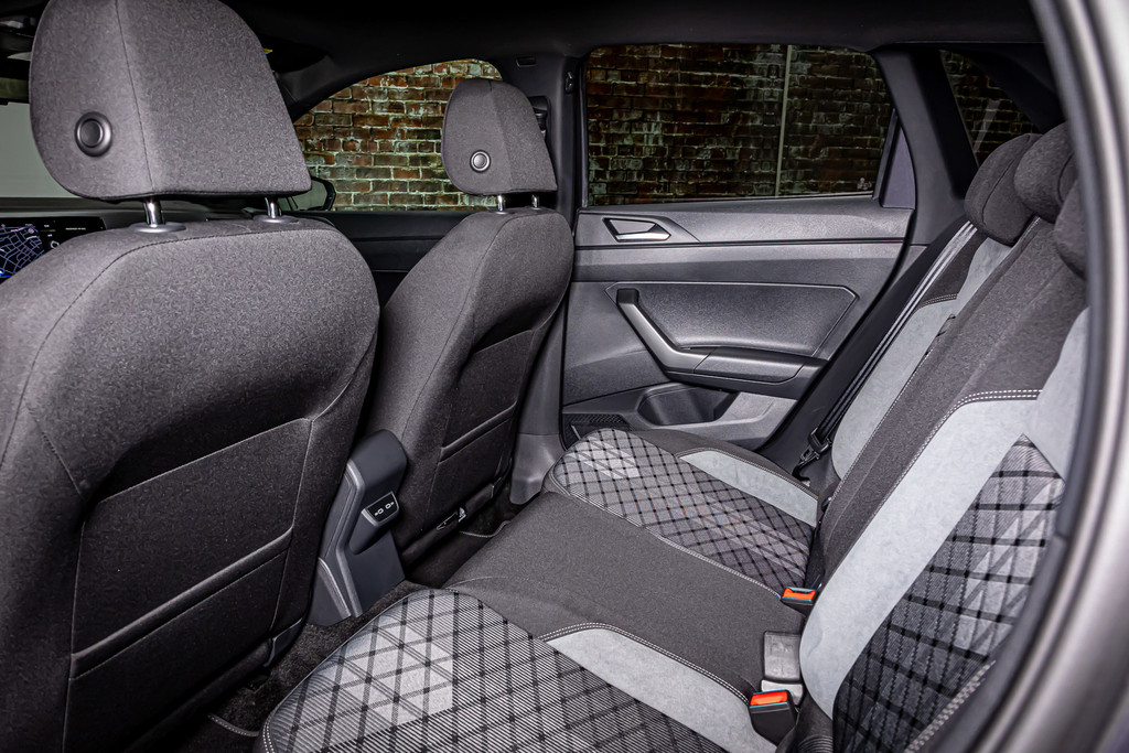 Volkswagen Polo 1.0 TSI R-Line| Apple Carplay | LED | DAB+ |Adaptive Cruise Control LM 17' Bergamo 51501071-17.jpg | Autobedrijf van Geel