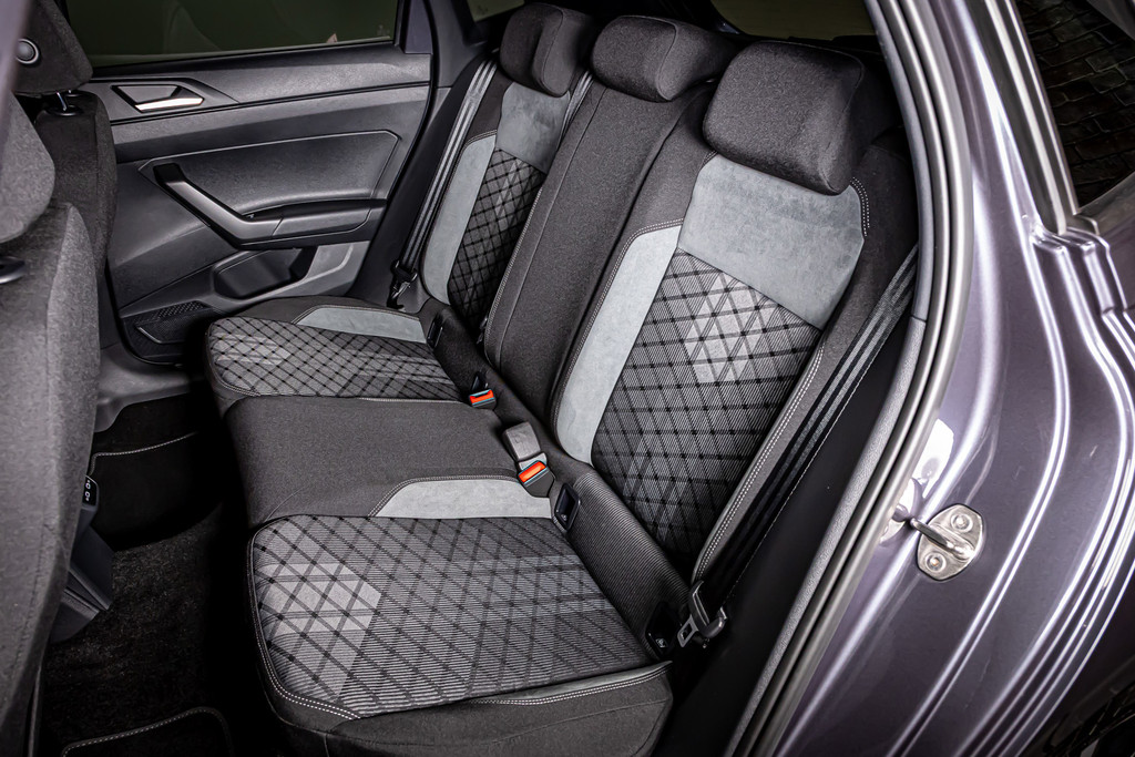 Volkswagen Polo 1.0 TSI R-Line| Apple Carplay | LED | DAB+ |Adaptive Cruise Control LM 17' Bergamo 51501071-20.jpg | Autobedrijf van Geel