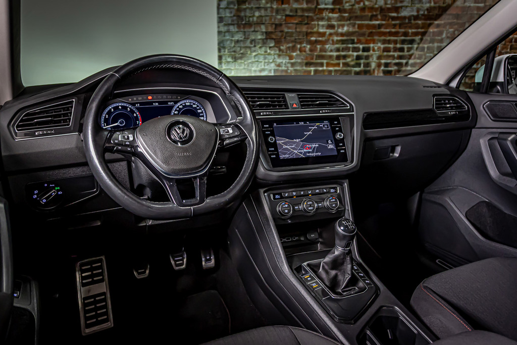 Volkswagen Tiguan 1.4 TSI ACT Comfortline Business R| Panormadak | Elektrisch uitklapbare trekhaak 51766951-19.jpg | Autobedrijf van Geel