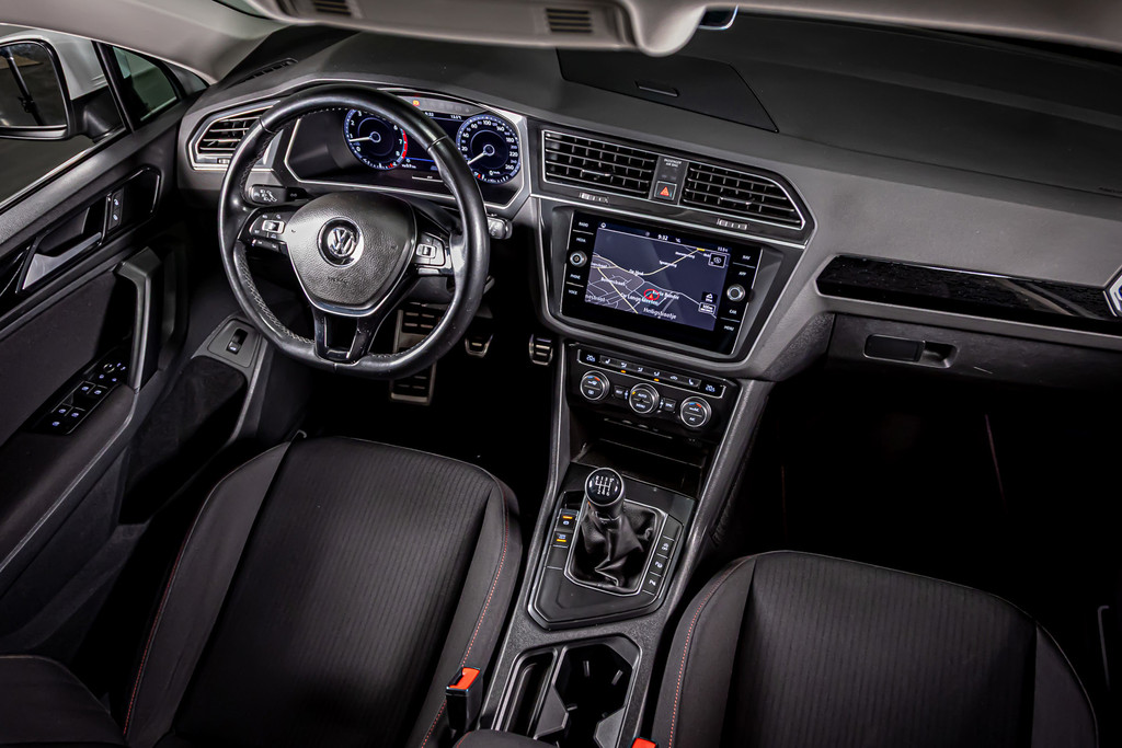 Volkswagen Tiguan 1.4 TSI ACT Comfortline Business R| Panormadak | Elektrisch uitklapbare trekhaak 51766951-2.jpg | Autobedrijf van Geel