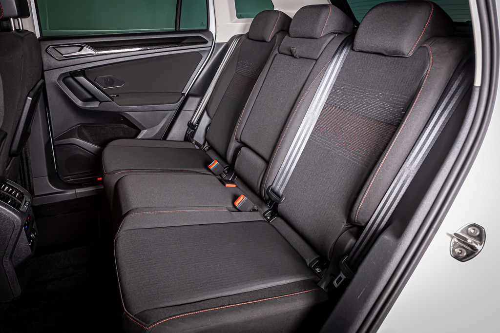 Volkswagen Tiguan 1.4 TSI ACT Comfortline Business R| Panormadak | Elektrisch uitklapbare trekhaak 51766951-24.jpg | Autobedrijf van Geel