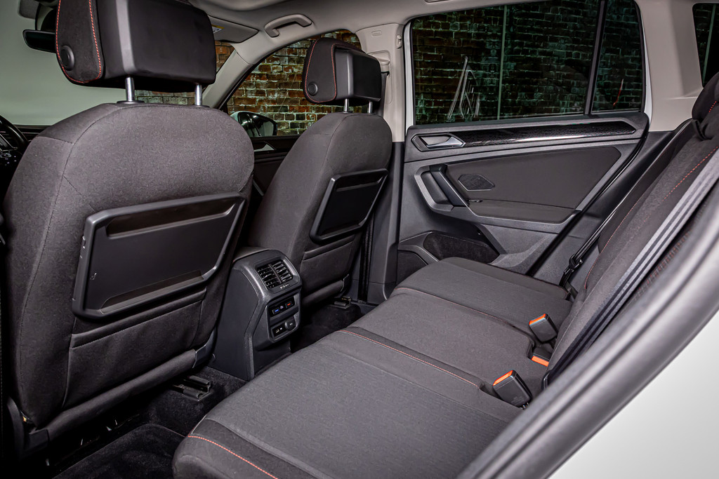 Volkswagen Tiguan 1.4 TSI ACT Comfortline Business R| Panormadak | Elektrisch uitklapbare trekhaak 51766951-30.jpg | Autobedrijf van Geel