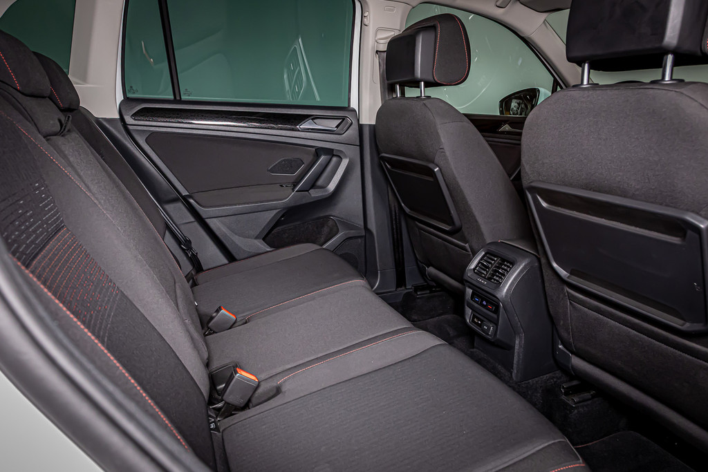 Volkswagen Tiguan 1.4 TSI ACT Comfortline Business R| Panormadak | Elektrisch uitklapbare trekhaak 51766951-35.jpg | Autobedrijf van Geel