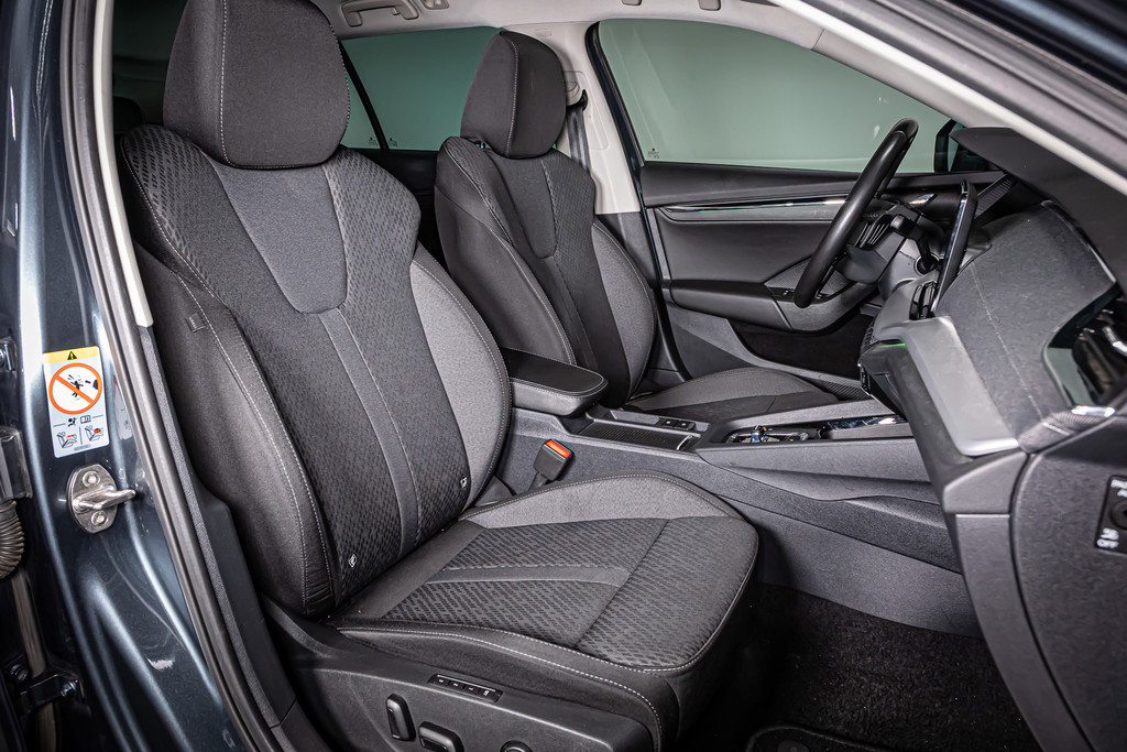 Škoda Octavia Combi 1.4 TSI iV PHEV Business Edition Plus | Stoelen met memory | Achteruitrij camera 51887326-34.jpg | Autobedrijf van Geel