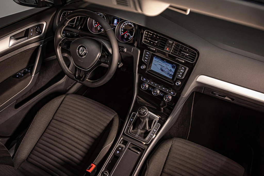 Volkswagen Golf 1.2 TSI Easyline I Navi I Elektrisch schuif/kantel dak I Rijklaarprijs 52025002-2.jpg | Autobedrijf van Geel