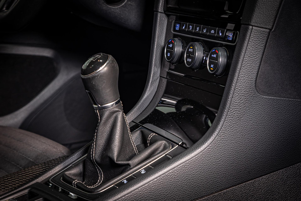 Volkswagen Golf 1.2 TSI Easyline I Navi I Elektrisch schuif/kantel dak I Rijklaarprijs 52025002-21.jpg | Autobedrijf van Geel