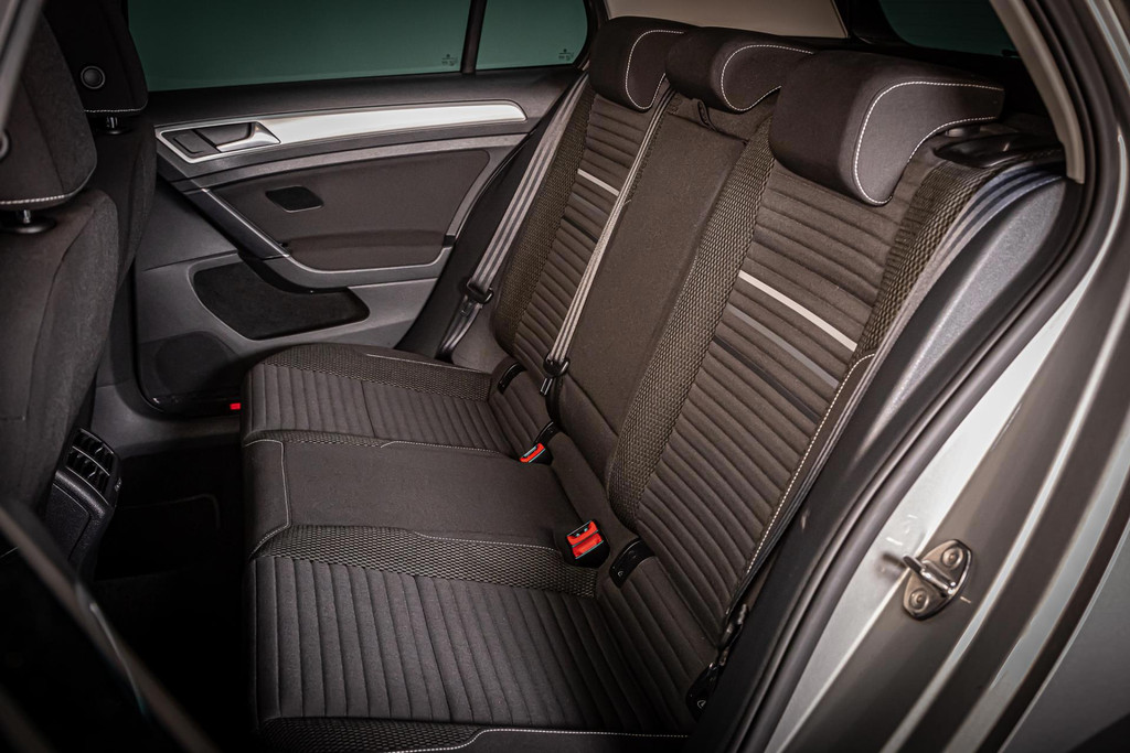 Volkswagen Golf 1.2 TSI Easyline I Navi I Elektrisch schuif/kantel dak I Rijklaarprijs 52025002-3.jpg | Autobedrijf van Geel