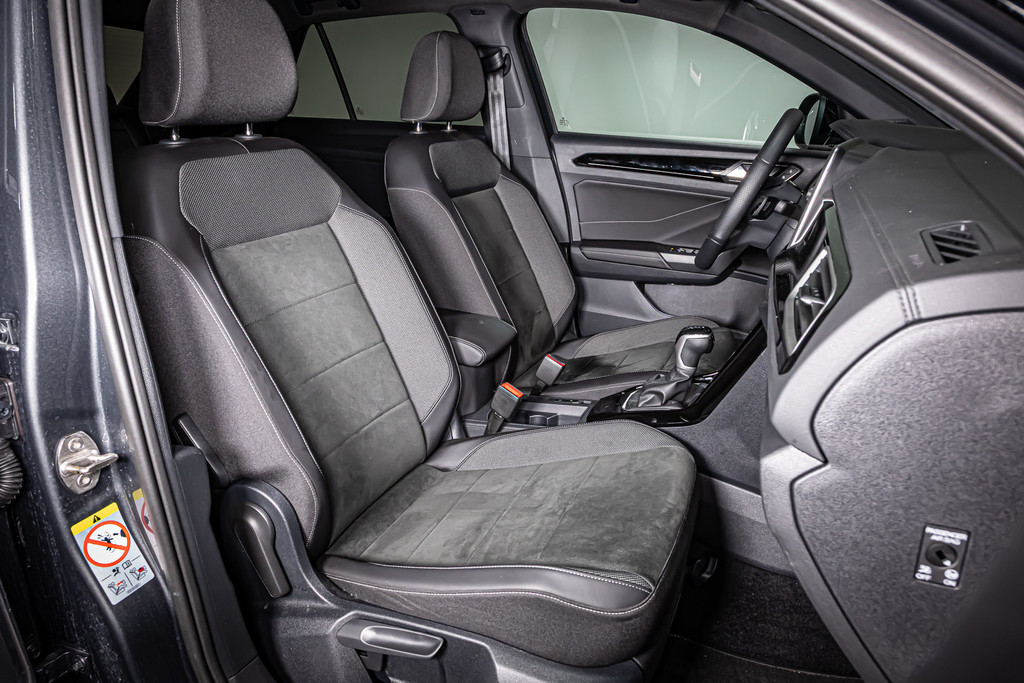 Volkswagen T-Roc 1.5 TSI R-Line | Apple Carplay | Adaptive Cruise Control | DAB+ | Achteruitrijcamera 52133836-20.jpg | Autobedrijf van Geel