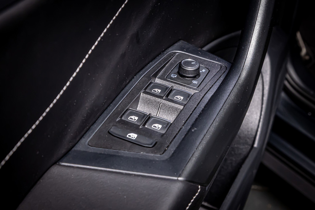 Volkswagen T-Roc 1.5 TSI R-Line | Apple Carplay | Adaptive Cruise Control | DAB+ | Achteruitrijcamera 52133836-25.jpg | Autobedrijf van Geel