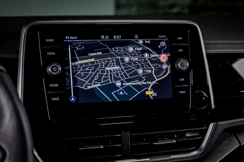 Volkswagen T-Roc 1.5 TSI R-Line | Apple Carplay | Adaptive Cruise Control | DAB+ | Achteruitrijcamera 52133836-31.jpg | Autobedrijf van Geel