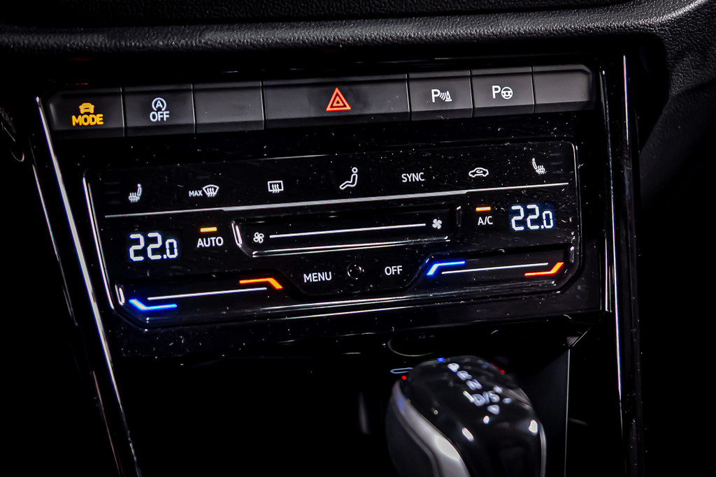 Volkswagen T-Roc 1.5 TSI R-Line | Apple Carplay | Adaptive Cruise Control | DAB+ | Achteruitrijcamera 52133836-32.jpg | Autobedrijf van Geel