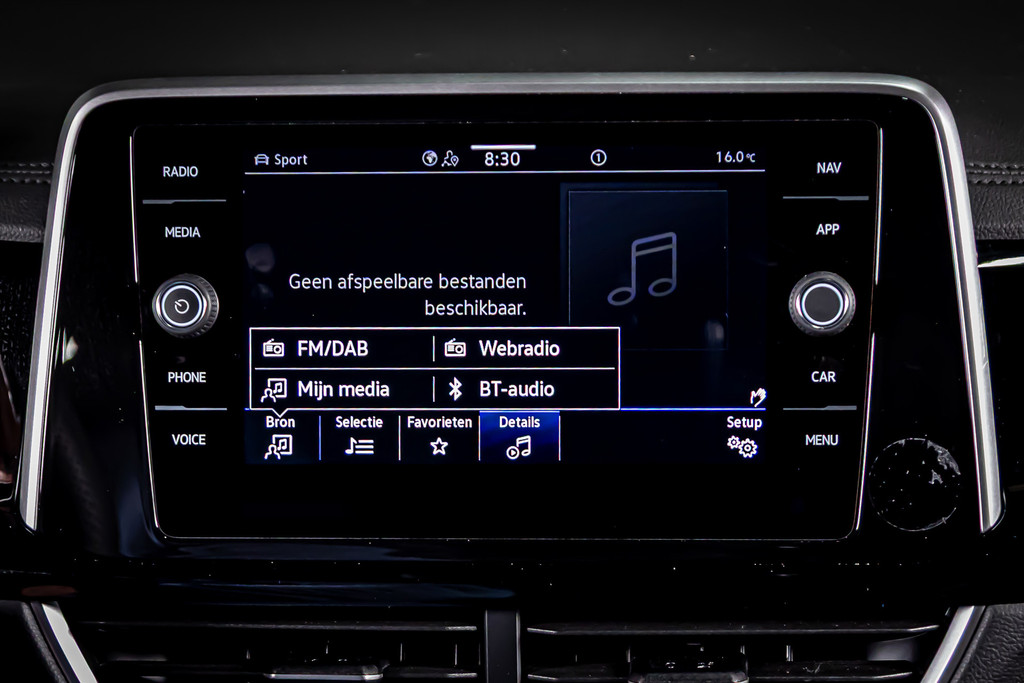 Volkswagen T-Roc 1.5 TSI R-Line | Apple Carplay | Adaptive Cruise Control | DAB+ | Achteruitrijcamera 52133836-38.jpg | Autobedrijf van Geel