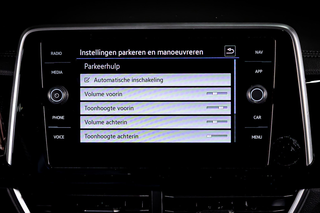 Volkswagen T-Roc 1.5 TSI R-Line | Apple Carplay | Adaptive Cruise Control | DAB+ | Achteruitrijcamera 52133836-42.jpg | Autobedrijf van Geel