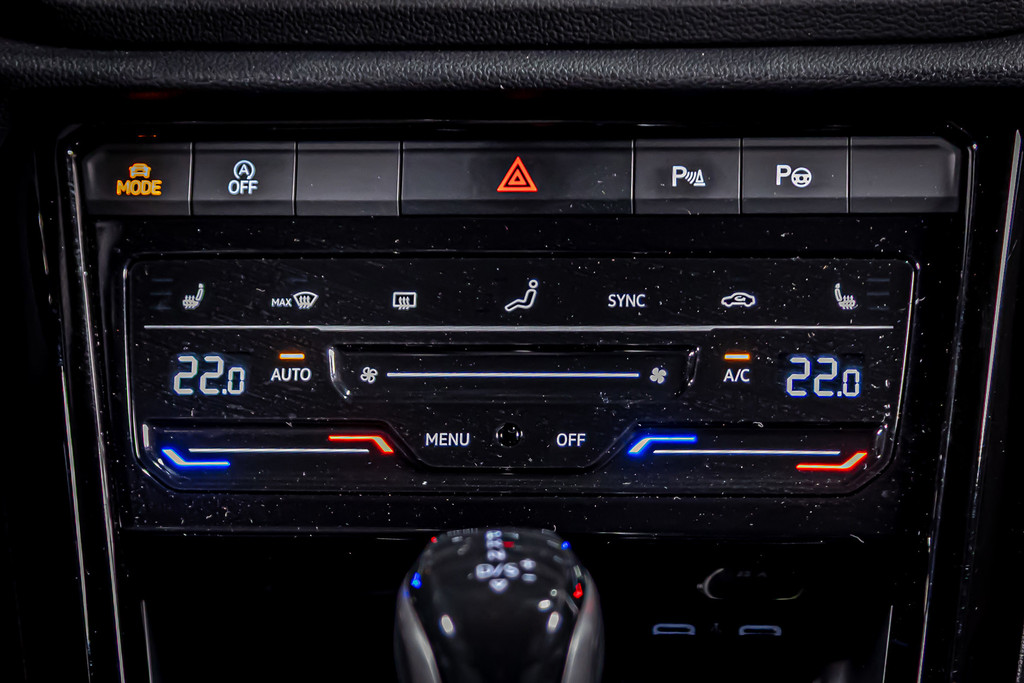 Volkswagen T-Roc 1.5 TSI R-Line | Apple Carplay | Adaptive Cruise Control | DAB+ | Achteruitrijcamera 52133836-50.jpg | Autobedrijf van Geel