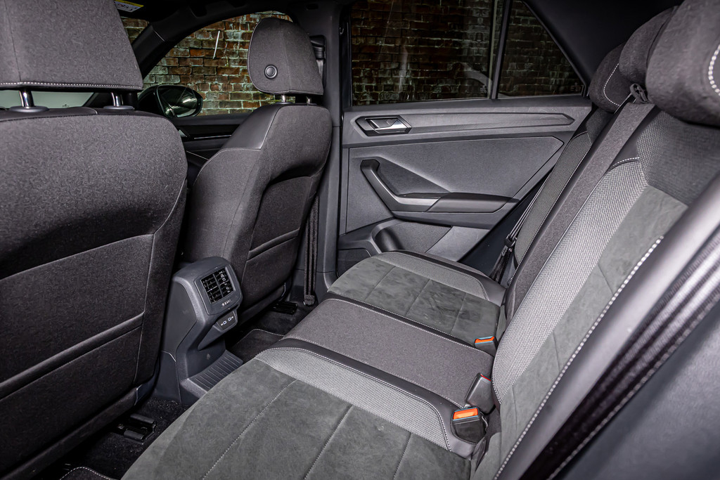 Volkswagen T-Roc 1.5 TSI R-Line | Apple Carplay | Adaptive Cruise Control | DAB+ | Achteruitrijcamera 52133836-54.jpg | Autobedrijf van Geel