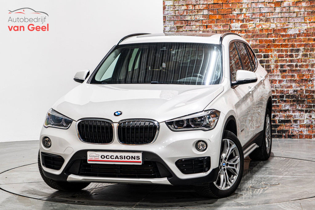 BMW X1 SDrive20i | Panoramadak | Comfort Access pakket | Park Assist Pack 52684042-0.jpg | Autobedrijf van Geel