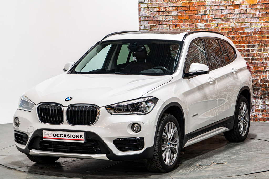 BMW X1 SDrive20i | Panoramadak | Comfort Access pakket | Park Assist Pack 52684042-1.jpg | Autobedrijf van Geel