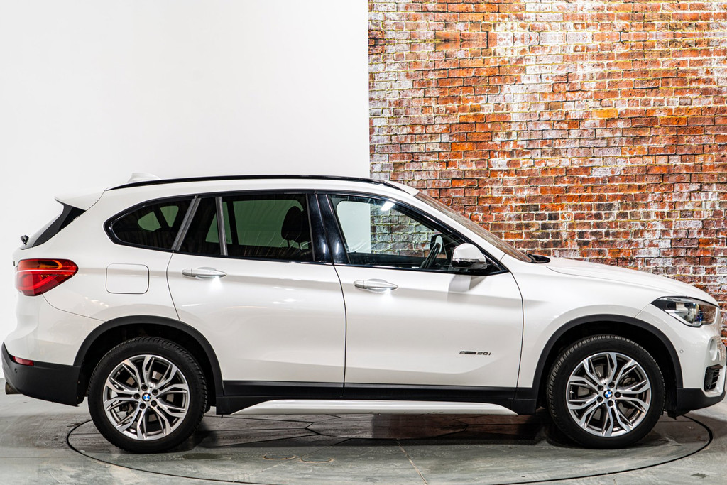 BMW X1 SDrive20i | Panoramadak | Comfort Access pakket | Park Assist Pack 52684042-18.jpg | Autobedrijf van Geel