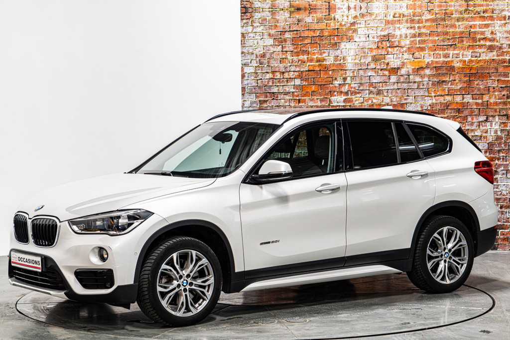 BMW X1 SDrive20i | Panoramadak | Comfort Access pakket | Park Assist Pack 52684042-3.jpg | Autobedrijf van Geel