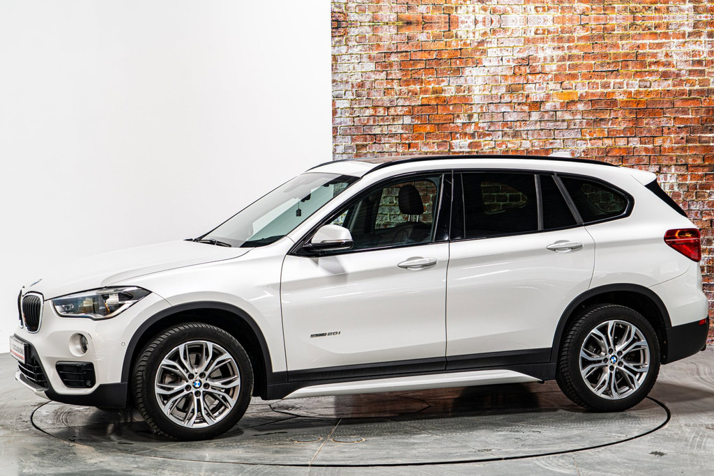 BMW X1 SDrive20i | Panoramadak | Comfort Access pakket | Park Assist Pack 52684042-4.jpg | Autobedrijf van Geel