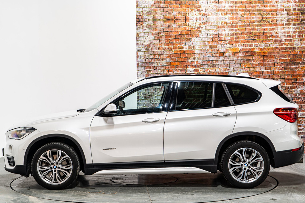 BMW X1 SDrive20i | Panoramadak | Comfort Access pakket | Park Assist Pack 52684042-5.jpg | Autobedrijf van Geel