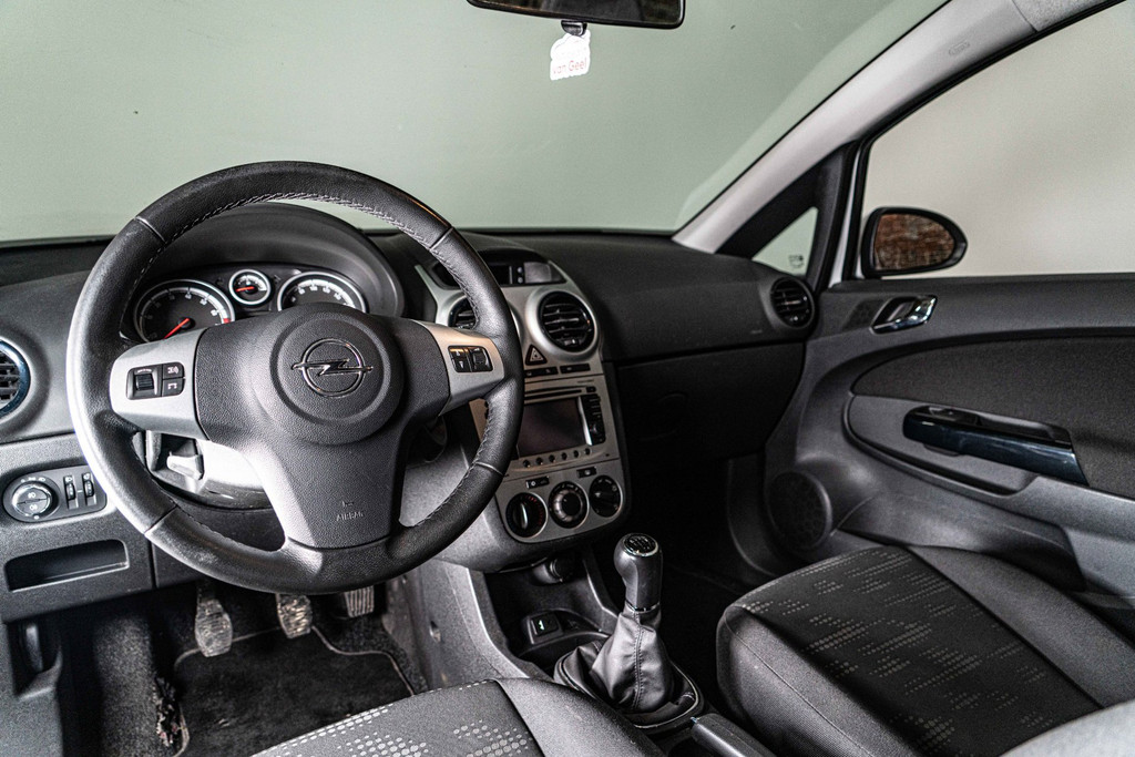 Opel Corsa 1.4-16V Cosmo | Cruise Control | Panoramadak 53420176-25.jpg | Autobedrijf van Geel