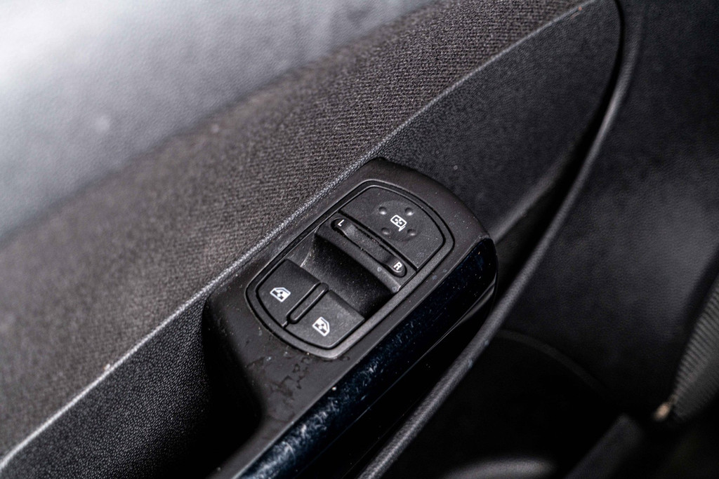 Opel Corsa 1.4-16V Cosmo | Cruise Control | Panoramadak 53420176-29.jpg | Autobedrijf van Geel