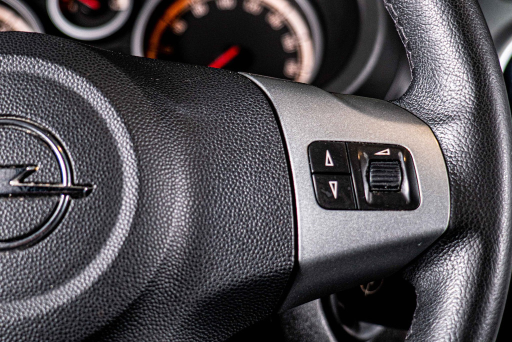 Opel Corsa 1.4-16V Cosmo | Cruise Control | Panoramadak 53420176-43.jpg | Autobedrijf van Geel