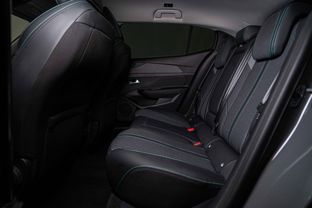 Peugeot 408 1.2 Hybrid 136 e-DCS6 Allure | Adaptive Cruise Control | Achteruitrijcamera + 360 Graden | Keyless Entry/Start 54436651-64.jpg | Autobedrijf van Geel