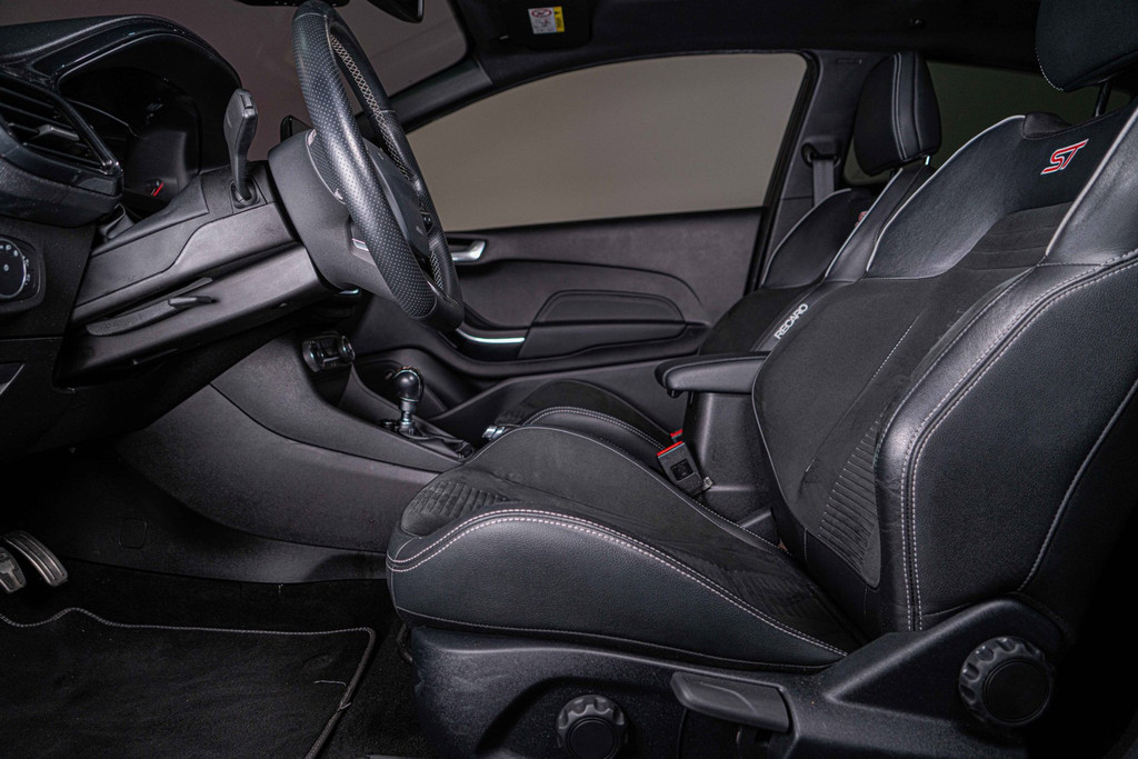 Ford Fiesta 1.5 EcoBoost ST-3 | B&O | Cruise Control | Pano | Winterpack 54972288-23.jpg | Autobedrijf van Geel